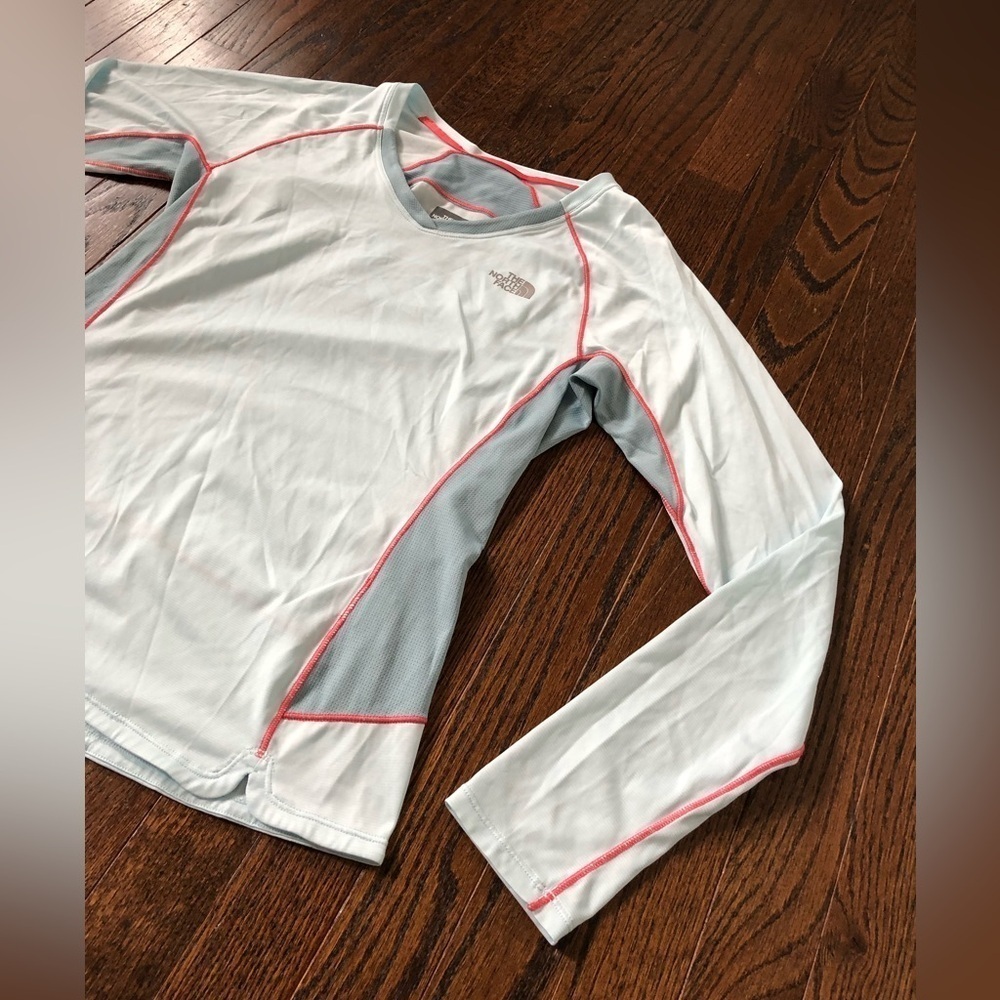 The North Face Women’s S Blue/Pink FlashDry Moisture Wicking Long Sleeve Shirt - Picture 2 of 10